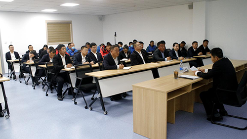 公司黨委副書記、工會(huì)主席紀(jì)景臣為景區(qū)運(yùn)營(yíng)一線黨員、積極分子講黨課