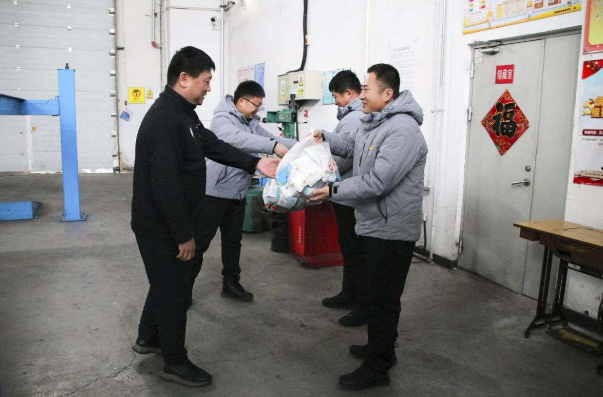 關(guān)愛(ài)相伴,健康同行——長(zhǎng)白山西南景區(qū)運(yùn)營(yíng)黨支部開(kāi)展送藥送溫暖活動(dòng)